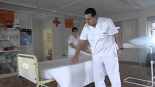 COMO HACER LA CAMA HOSPITALARIA MARCO ANTONIO [upl. by Osnofla853]