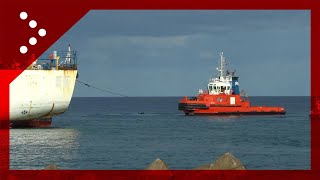 Nave arenata a Rometta Marea ME due rimorchiatori in azione per disincagliarla [upl. by Salisbury148]