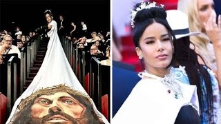 une Actrice Américaine défilé avec la photo de Jésus lors du Festival en Cannes [upl. by Nerrag]