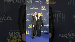 Il conduttore Amadeus assieme alla moglie Giovanna sul red carpet di Wish [upl. by Wehttam254]