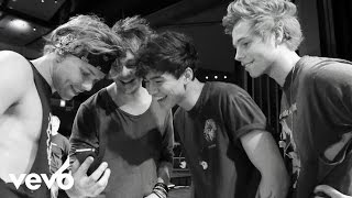 5 Seconds of Summer  She Looks So Perfect Live VEVO LIFT [upl. by Atikel]