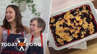 Jennifer Garner mom Pat make blackberry cobbler on TODAY [upl. by Cristiona]