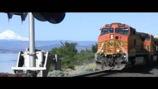 HD BNSF 5405 Freight train in the Gorge [upl. by Kcinnay92]