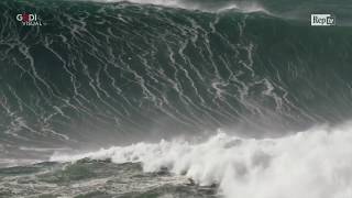 Portogallo surfista travolto dalle onde giganti il salvataggio è estremo [upl. by Malvina385]