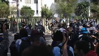 Manifestantes entram em choque com a polícia em SP [upl. by Wylma171]