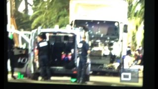 Attaque terroriste à Nice  Un camion fonce dans la foule quotDes dizaines de mortsquot selon CEstrosi [upl. by Netnilc]