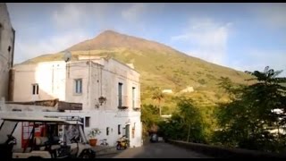 STROMBOLI sull Ape  Apefahrt durch den Ort Stromboli [upl. by Moreen]