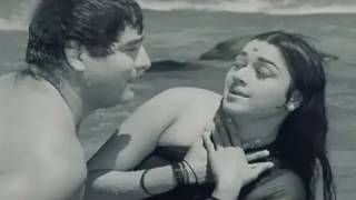 Yeh Kaun Hain Jiske  Asha Bhosle Mahendra Kapoor Aurat Song [upl. by Sihunn526]