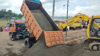 Truk Jungkit Mobil Truk Besar Bongkar Muatan Pasir Full Bak Menggunung [upl. by Arrais]