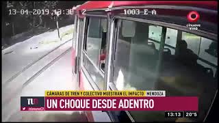 Impresionantes imágenes de un choque entre un tren y un colectivo en Mendoza [upl. by Xet]