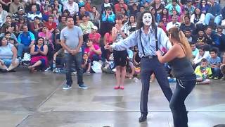 mimo Moy bailando en Plaza Rioes perro [upl. by Atinauq]