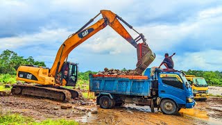 Beginilah Cara Alat Berat Excavata Loading Material Ke Dump Truck Biru [upl. by Marybelle]