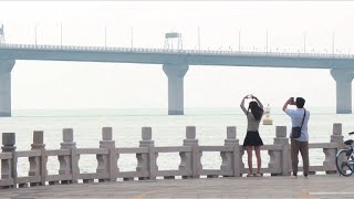 Le pont colossal entre Hong Kong et le continent inauguré mardi [upl. by Evy]