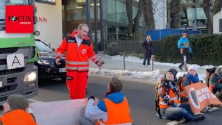 Als Krankenwagen durch muss reagieren Straßenblockierer sofort [upl. by Anahsor]