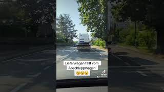 Lieferwagen fällt vom Abschleppwagen Abschleppwagen Abschleppdienst Unfall viral viralvideo [upl. by Croix]