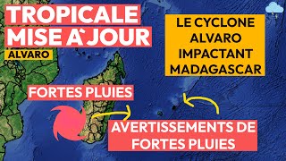 Le cyclone Alvaro impacte Madagascar  Avertissements de fortes pluies pour Maurice et la Réunion [upl. by Eirb]