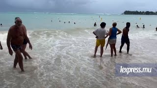 Cyclone tropical Belal La plage de Pereybere est recouverte par les vagues [upl. by Rodrick]