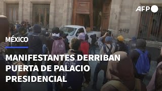 Manifestantes de Ayotzinapa derriban puerta de palacio presidencial en México  AFP [upl. by Countess]