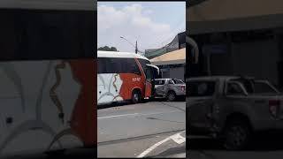 Ônibus colide com camionete na região da 44 nas proximidades do Terminal Rodoviário em Goiânia [upl. by Kimberlyn]