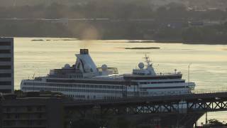 Navire de croisière MS Veendam sur le fleuve StLaurent  4K [upl. by Annoerb317]