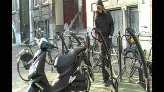 Hoe start je een scooter [upl. by Raynell]