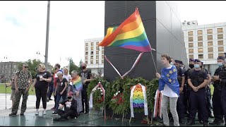 Cztery godziny walki na wieńce Prezes Kaczyński złożył jeden a obywatele dziesięć [upl. by Downes]