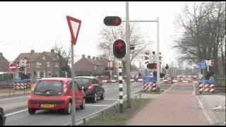 Dutch railroad crossing spoorwegovergang Stationsweg Barneveld [upl. by Datnow]