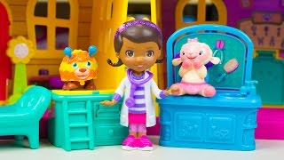 Doc McStuffins Toys Docs Deluxe Clinic amp Pet Vet Playset Lambie Squibbles Toy Kinder Playtime [upl. by Fiedler]