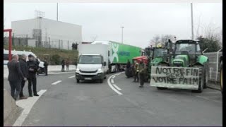 🔴 LIVE  Rungis forte présence policière alors que les agriculteurs se rapprochent du marché [upl. by Atnuahsal]