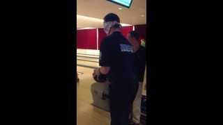 Team NL Bowling  Jeroen vd Heide coacht Roel naar een strike [upl. by Orvil]