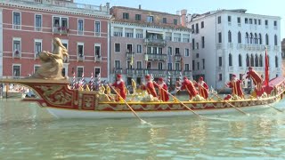 Des bateaux et des gondoles défilent sur le Grand Canal de Venise  AFP Images [upl. by Claudelle778]