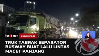 Hilang Kendali Truk Tabrak Separator Busway  Kabar Pagi tvOne [upl. by Eidualc811]