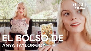 Anya TaylorJoy explica sus cristales y el tarot en español  In the bag  Vogue España [upl. by Ardiekal]