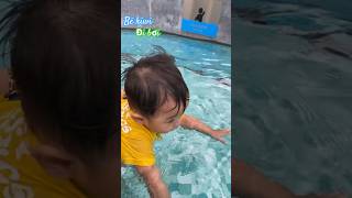 Bé kiwi đi bơi  baby swimming in the pool viralshorts [upl. by Loralee]