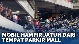 Salah Injak Rem Sebuah Mobil Nyaris Terjun Bebas dari Gedung Parkir Lantai Dua di BTC [upl. by Yadnil]