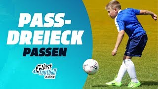 Fussballtraining Passdreieck  Passen  Technik [upl. by Ketchan]