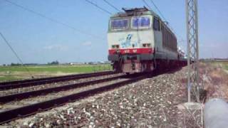 Treno Merci carico di furgoncini transita sulla Milano  Torino [upl. by Eerat176]