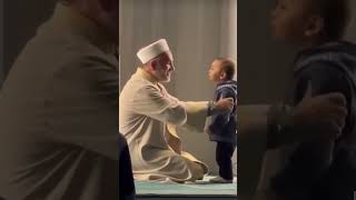 The kid jokes around with Imaam while Imaam is reciting the Quran 🤣islam shorts subscribe [upl. by Ishmul]