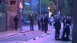 Polizei Attackiert kleinen Jungen WATCH Police Attacks small boy London Riots Tottenham birmingham [upl. by Mansur269]