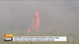 Incêndio de grandes proporções atinge vegetação em rodovia de Cravinhos [upl. by Lenna]