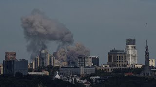 Più di 40 missili russi sullUcraina almeno 20 morti tra Kiev Kryvyi Rih e Pokrovsk [upl. by Gunther]