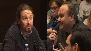 Un capellán le pregunta a Iglesias por las muertes del Comunismo [upl. by Lorre824]