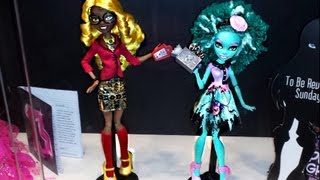 Monster High SDCC 2013 Reveal Review Clawdia Wolf and Honey Swamp [upl. by Boony18]