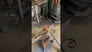 Blacksmith forming a scroll with a scrolling jig blacksmith makingvideos [upl. by Seugram]