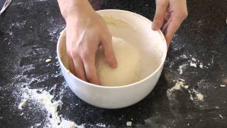 Zelf heerlijk pizzadeeg maken recept voor beginners [upl. by Ashlee]