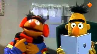 Bert amp Ernie  Wat zit er onder Ernies kleren [upl. by Notsnhoj767]