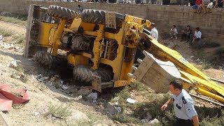 Dangerous Incident Operator Heavy Equipment Excavator Fails amp Stuck Recovery [upl. by Oshinski]