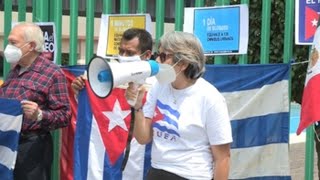 Opositores y simpatizantes se enfrentan en protestas en la Embajada de Cuba en México [upl. by Celestyn894]