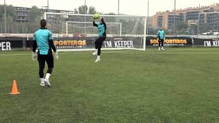 Video de entrenamiento de porteros de fútbol Juego con el pie II [upl. by Aronos]