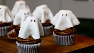 Recette Halloween  Cupcakes fantôme au chocolat faciles et moelleux [upl. by Eecats]